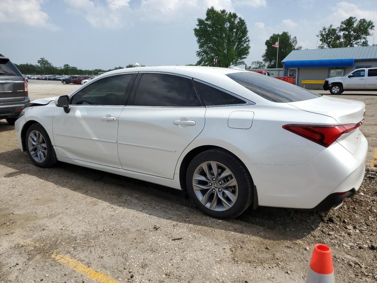 2022 Toyota Avalon XLE – VIN: 4T1AZ1FB6NU077928 | White | Luxury V6 Sedan with Front-End Damage