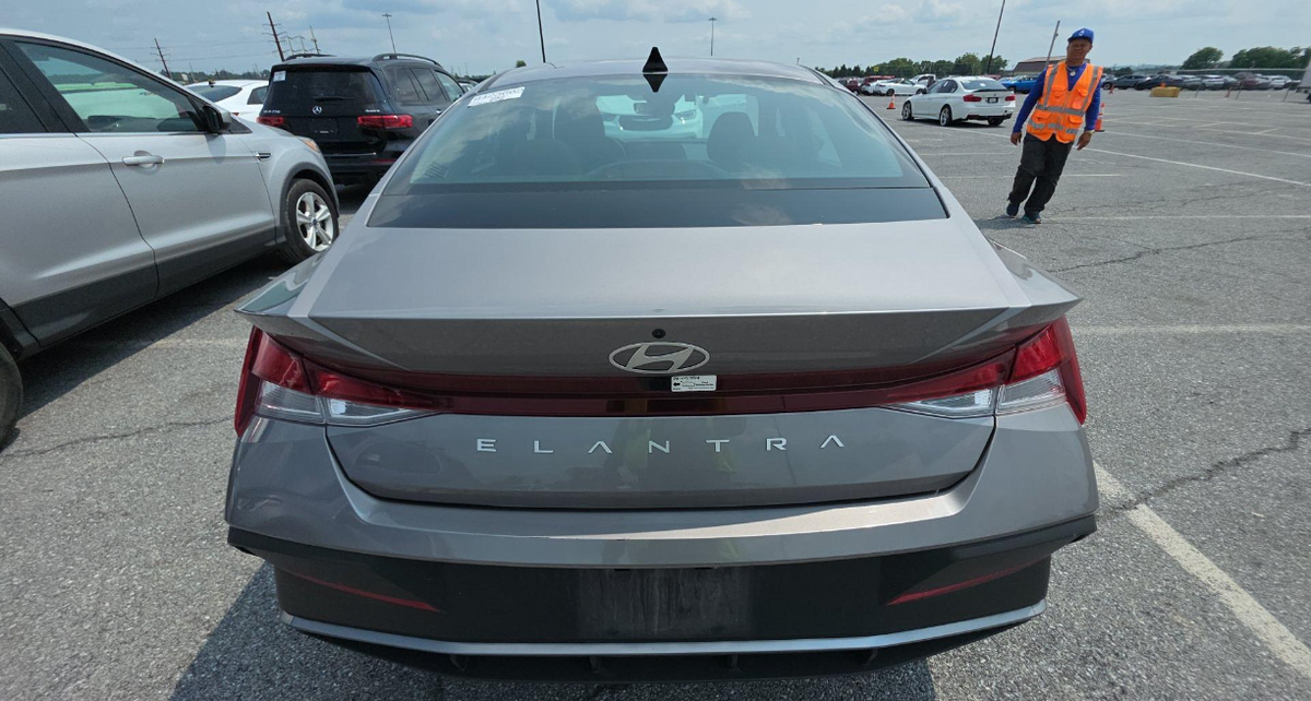 Hyundai Elantra SEL 2024 Gray – 2.0L FWD Sedan | VIN: KMHLM4DG7RU657508