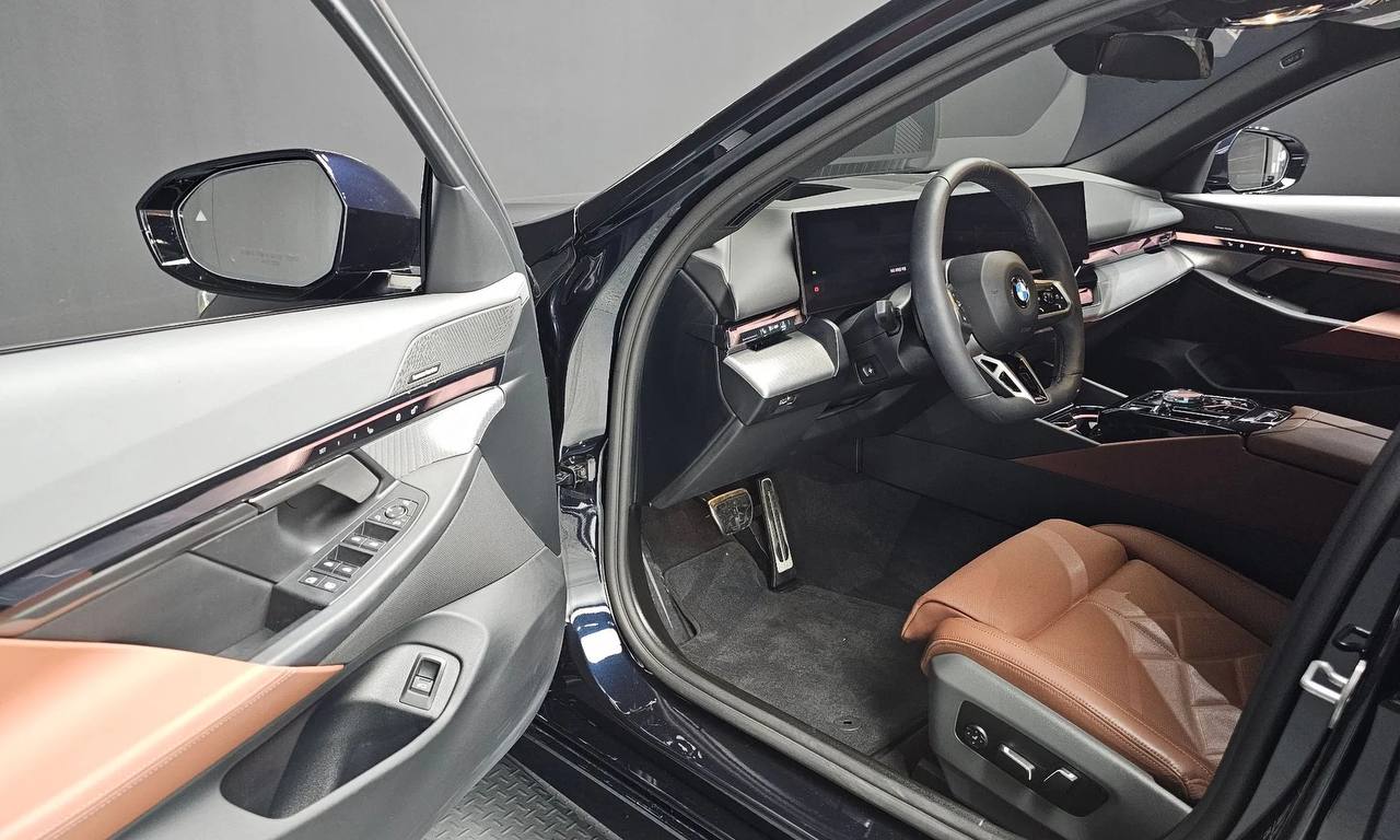 2025 BMW 5 Series 530i xDrive M Sport (G60) | Black | VIN: WBA51FJ02SCU32088