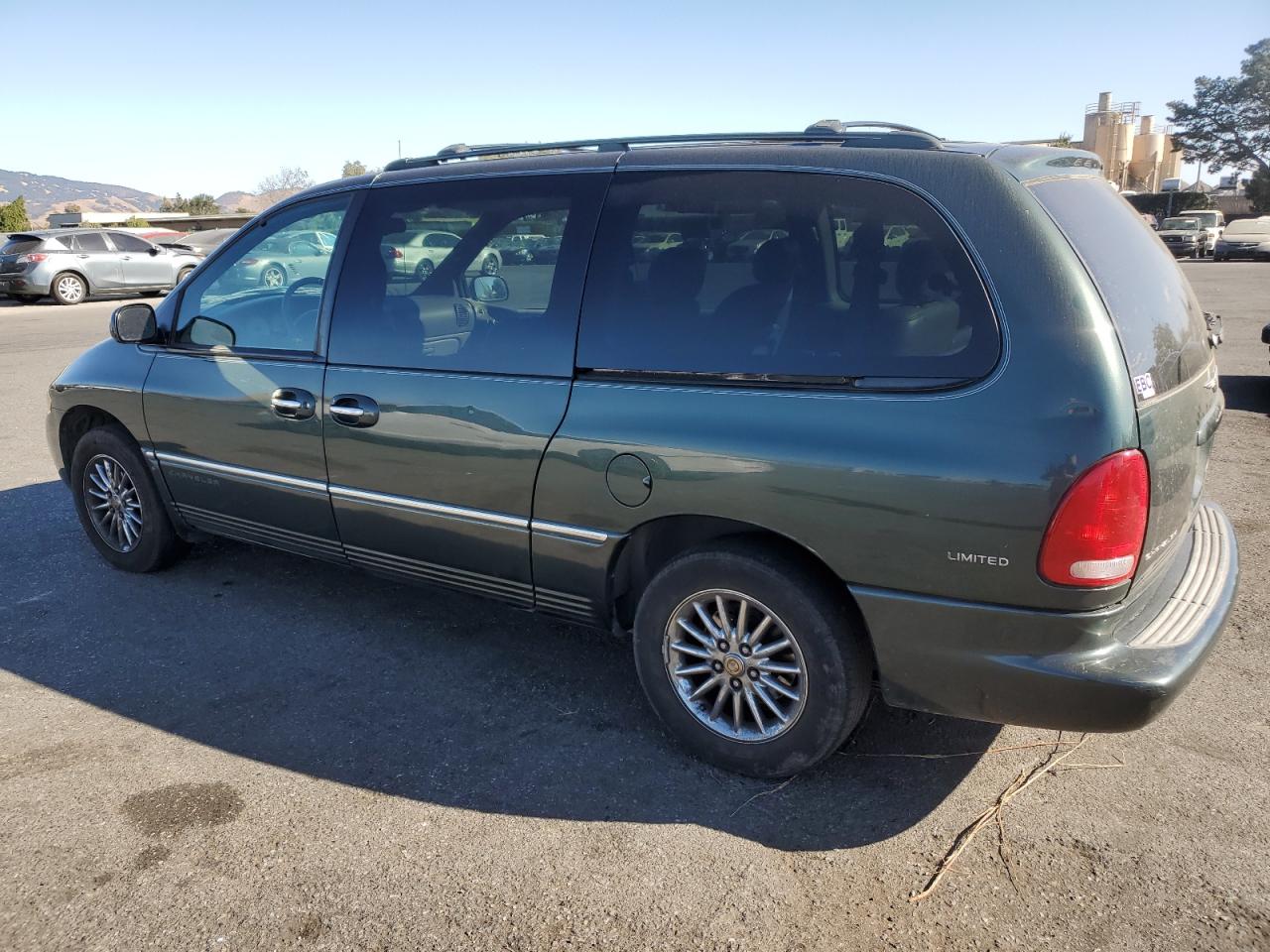 2000 CHRYSLER TOWN & COU - 1C4GT64L0YB620358 — photo 2
