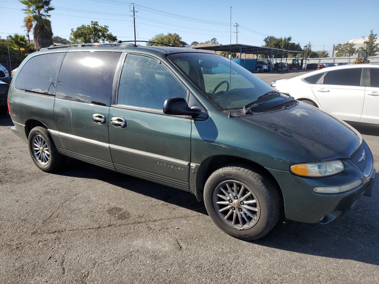 2000 CHRYSLER TOWN & COU - 1C4GT64L0YB620358 — photo 4