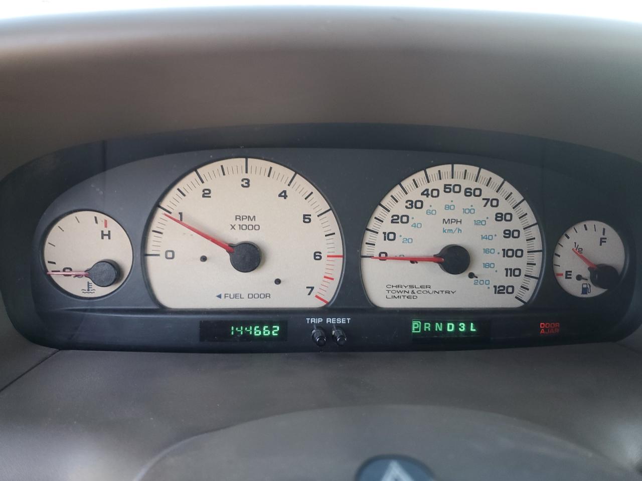 2000 CHRYSLER TOWN & COU - 1C4GT64L0YB620358 — photo 9