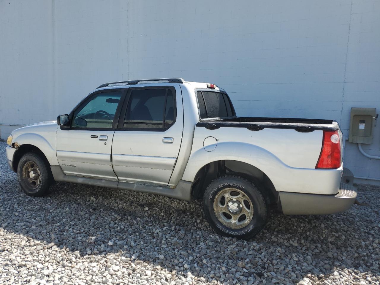 2002 FORD EXPLORER S - 1FMZU77E02UC25628 — photo 2