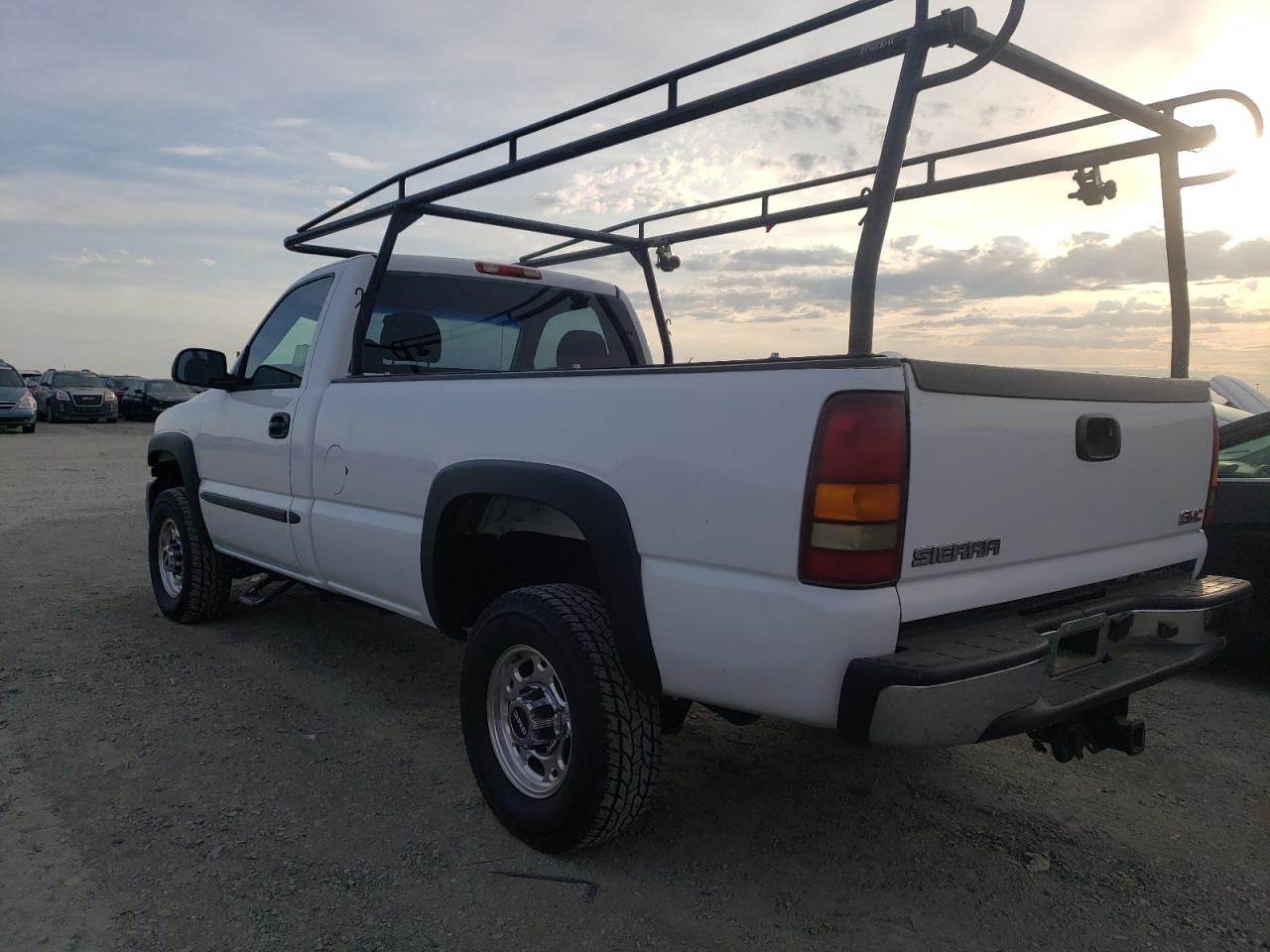 2004 GMC SIERRA C25 - 1GTHC24UX4E117046 — photo 2