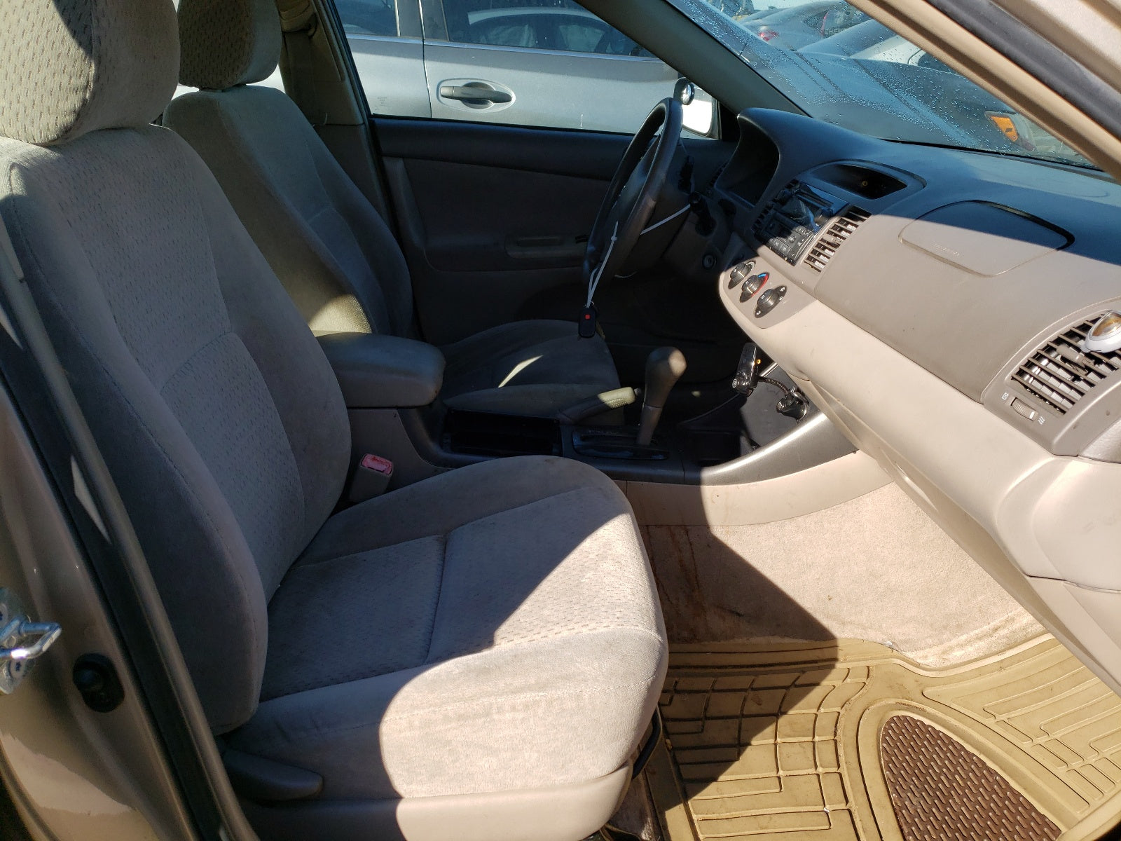 2004 TOYOTA CAMRY LE - 4T1BE32K64U323294 — photo 4