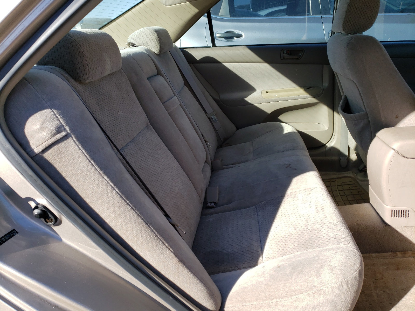 2004 TOYOTA CAMRY LE - 4T1BE32K64U323294 — photo 5