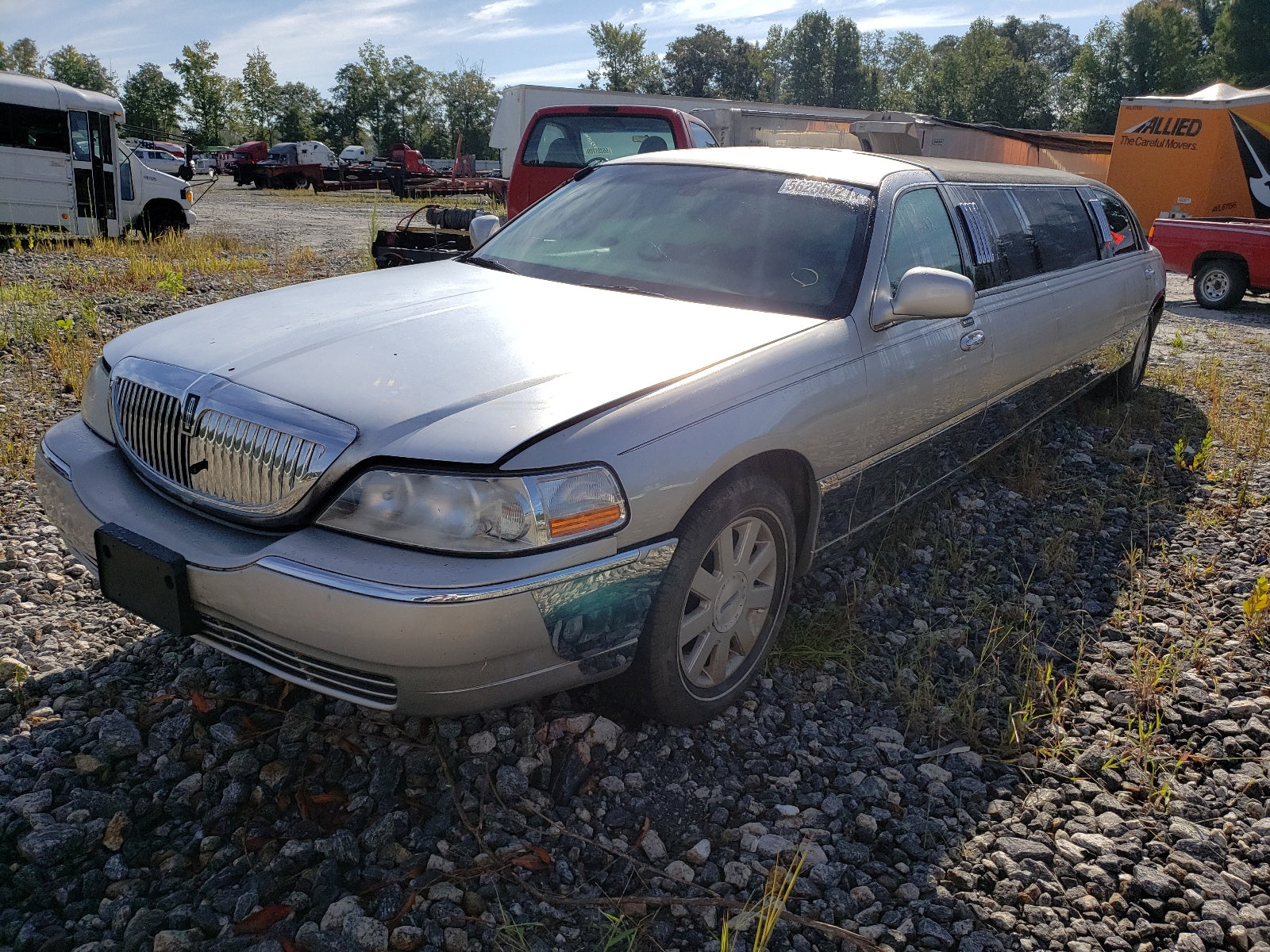 2005 LINCOLN TOWN CAR E - 1L1FM88W15Y671236 — photo 2