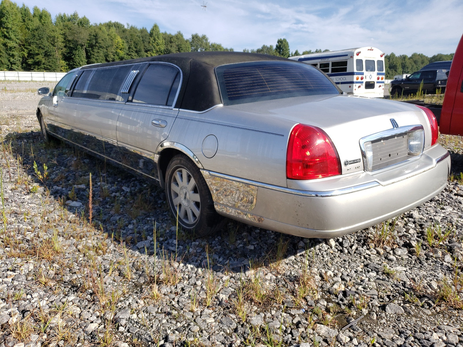 2005 LINCOLN TOWN CAR E - 1L1FM88W15Y671236 — photo 3
