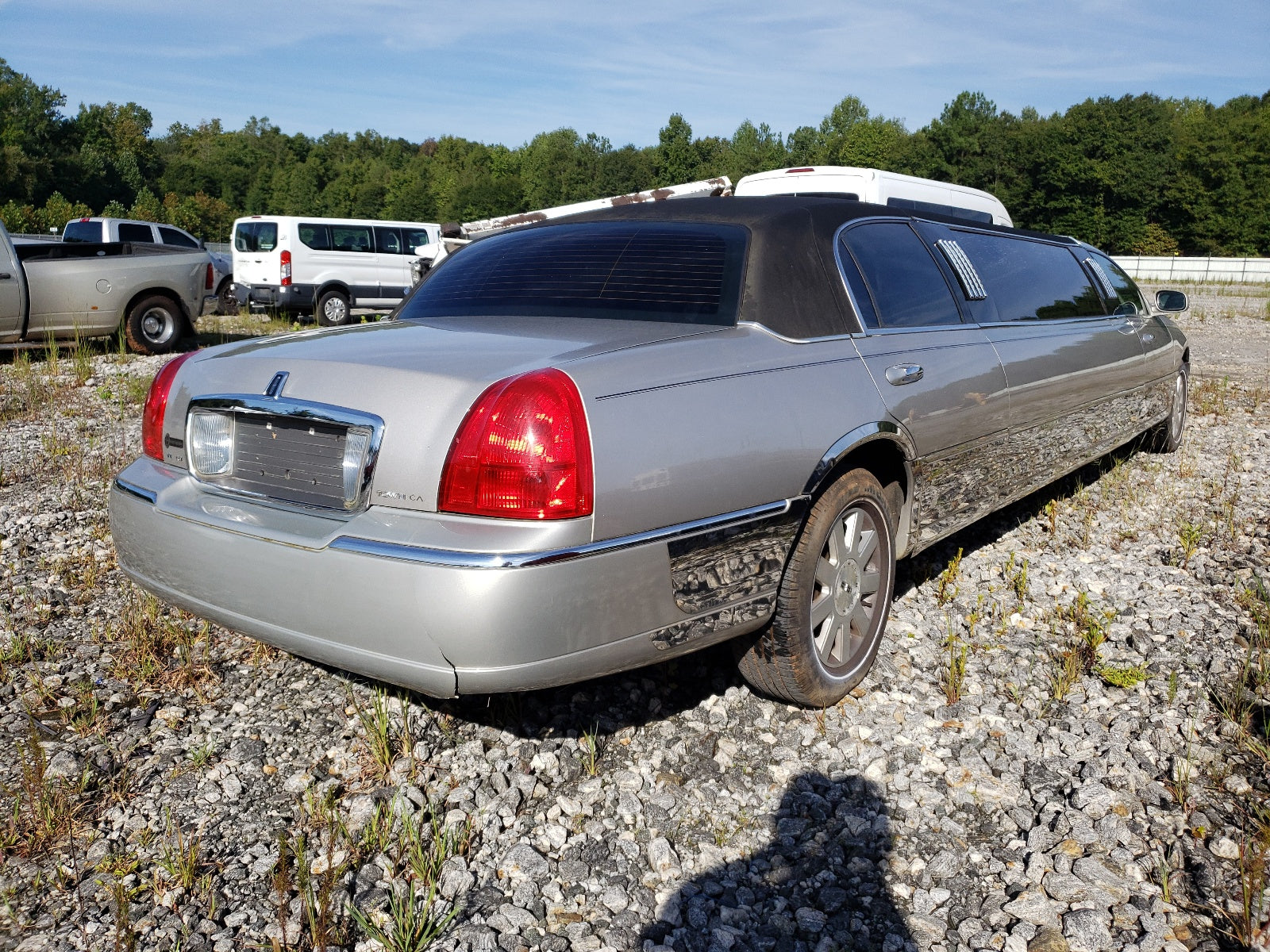 2005 LINCOLN TOWN CAR E - 1L1FM88W15Y671236 — photo 4