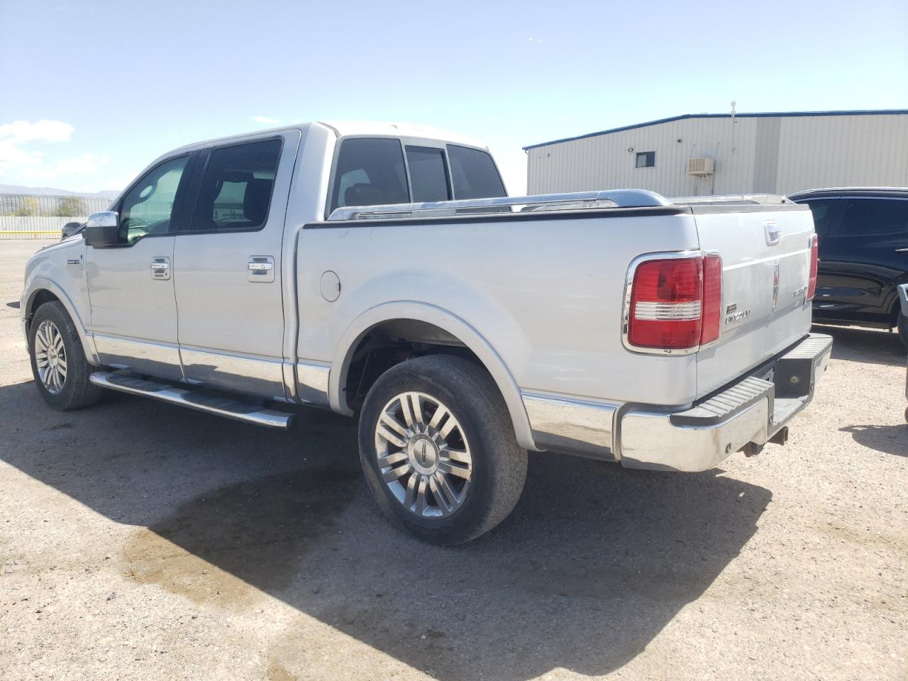 2007 LINCOLN MARK LT - 5LTPW16527FJ08257 — photo 2