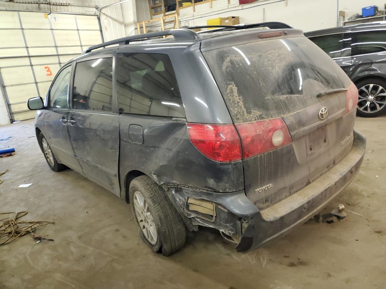 2007 TOYOTA SIENNA XLE - 5TDZK22C17S067301 — photo 2