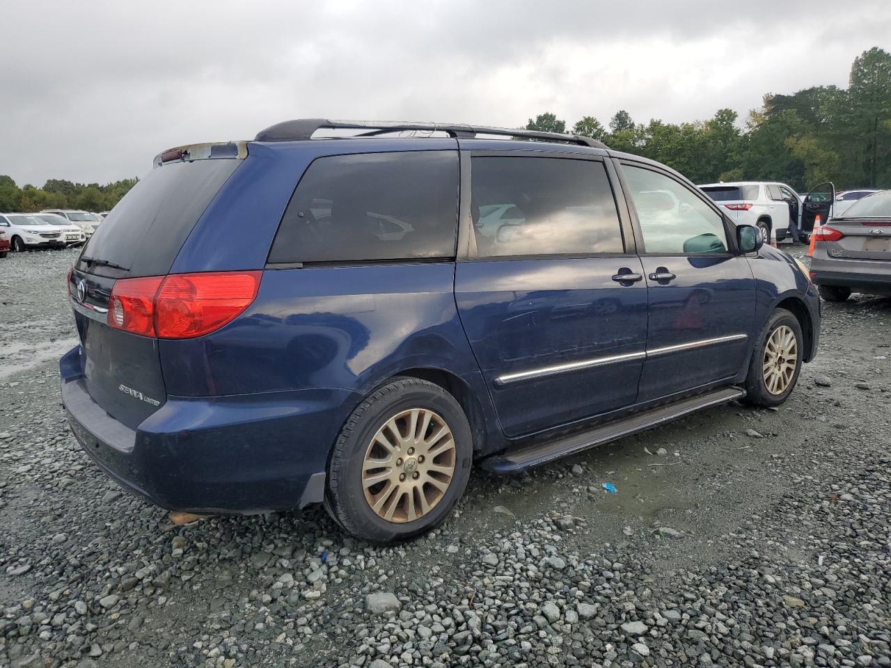 2007 TOYOTA SIENNA XLE - 5TDZK22C87S076495 — photo 2