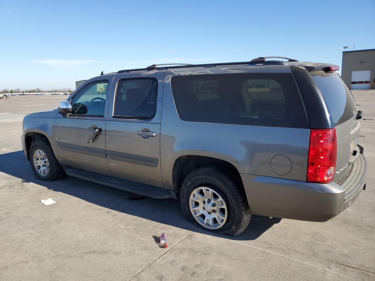 2008 GMC YUKON XL C - 1GKFC16088R150223 — photo 2