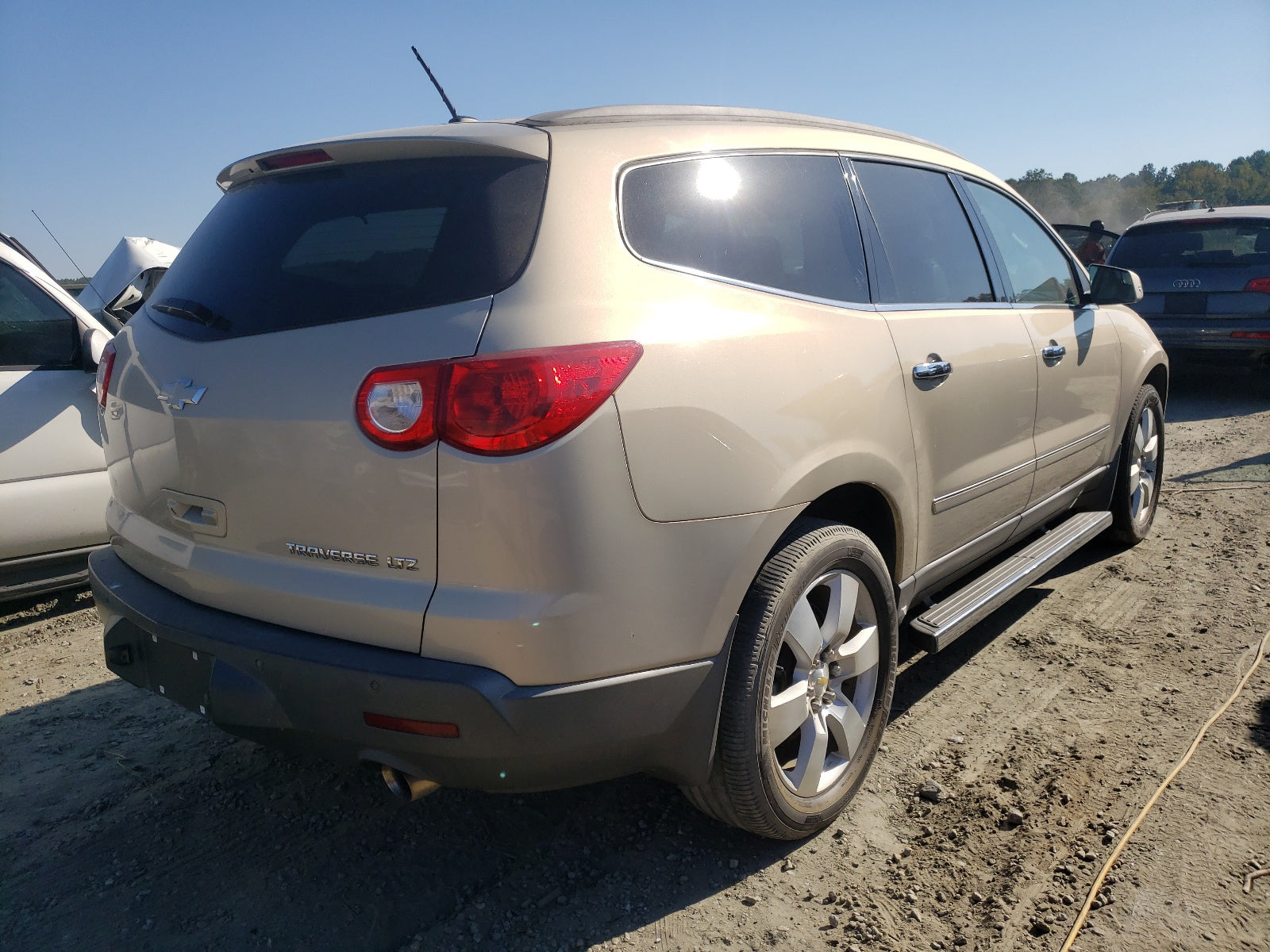 2010 CHEVROLET TRAVERSE L - 1GNLRHED8AS150738 — photo 4