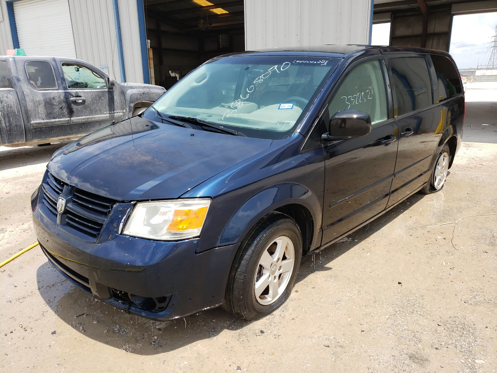 2010 DODGE GRAND CARA - 2D4RN4DE4AR220578 — photo 2
