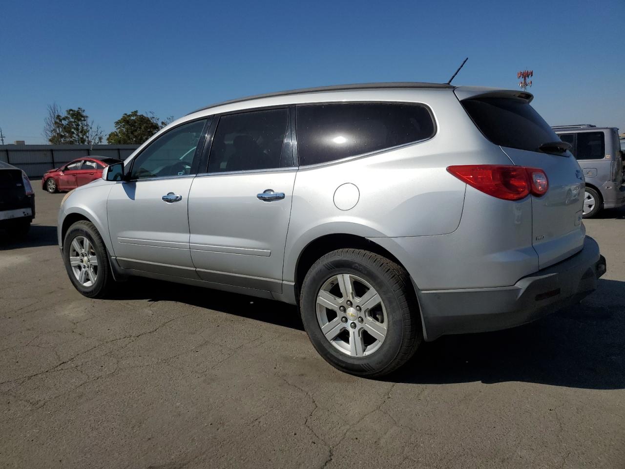 2011 CHEVROLET TRAVERSE L - 1GNKVGED8BJ300842 — photo 2