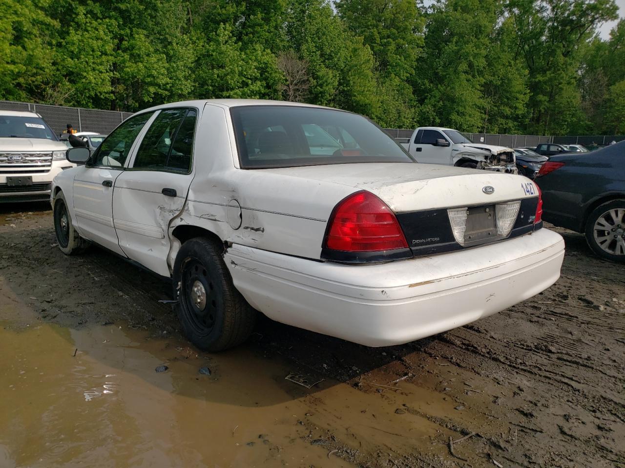 2011 FORD CROWN VICT - 2FABP7BV8BX108589 — photo 2