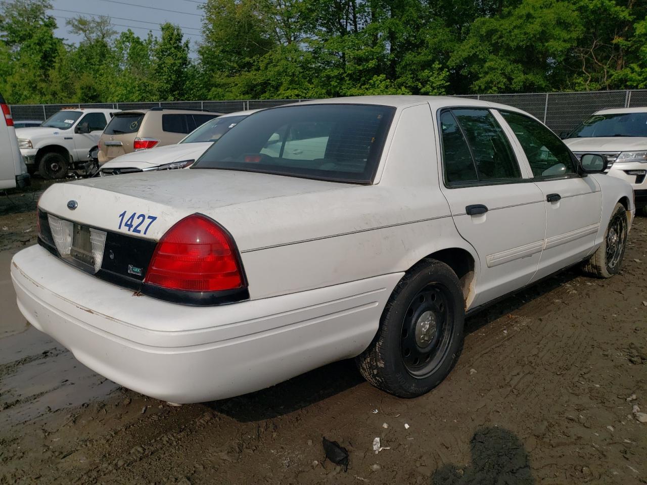 2011 FORD CROWN VICT - 2FABP7BV8BX108589 — photo 3