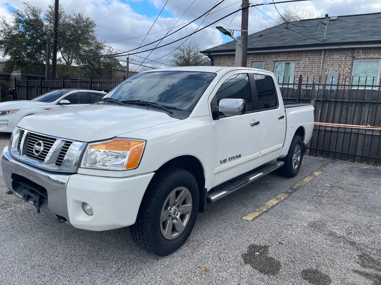 2011 NISSAN TITAN S - 1N6BA0ECXBN307641 — photo 2