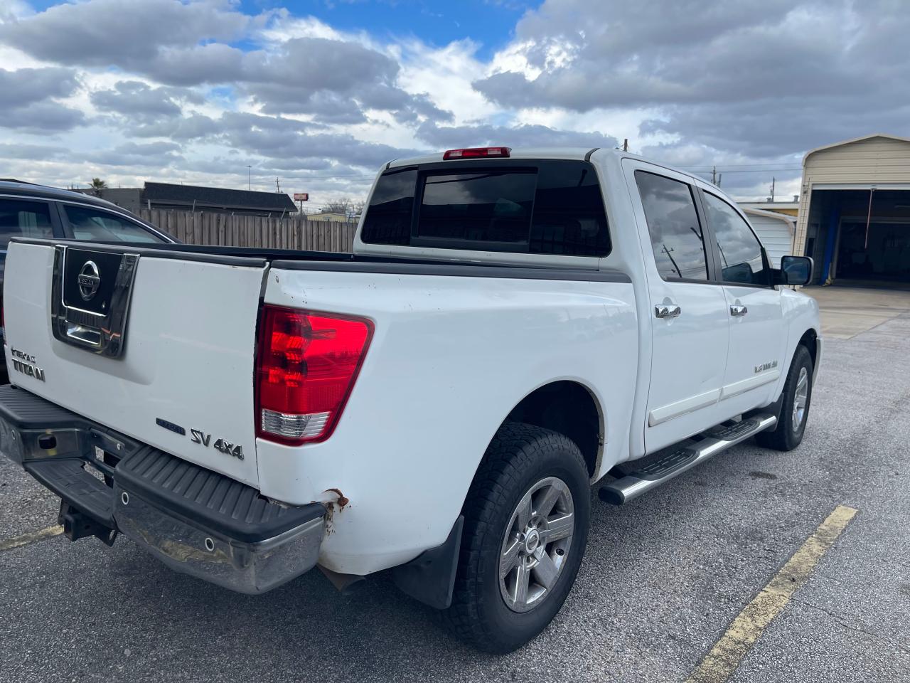 2011 NISSAN TITAN S - 1N6BA0ECXBN307641 — photo 4