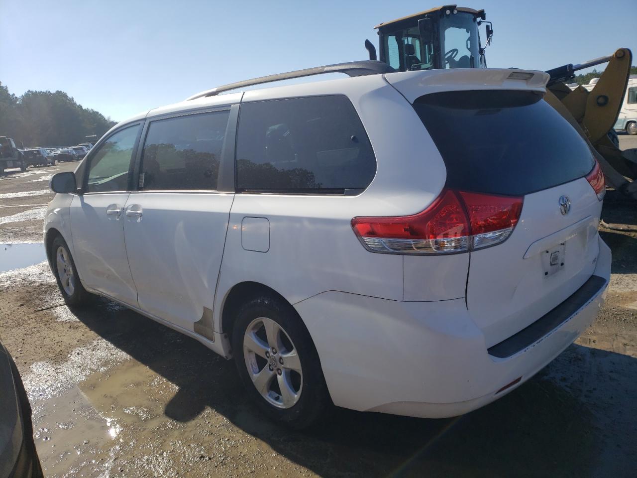 2011 TOYOTA SIENNA LE - 5TDKK3DC8BS094122 — photo 2