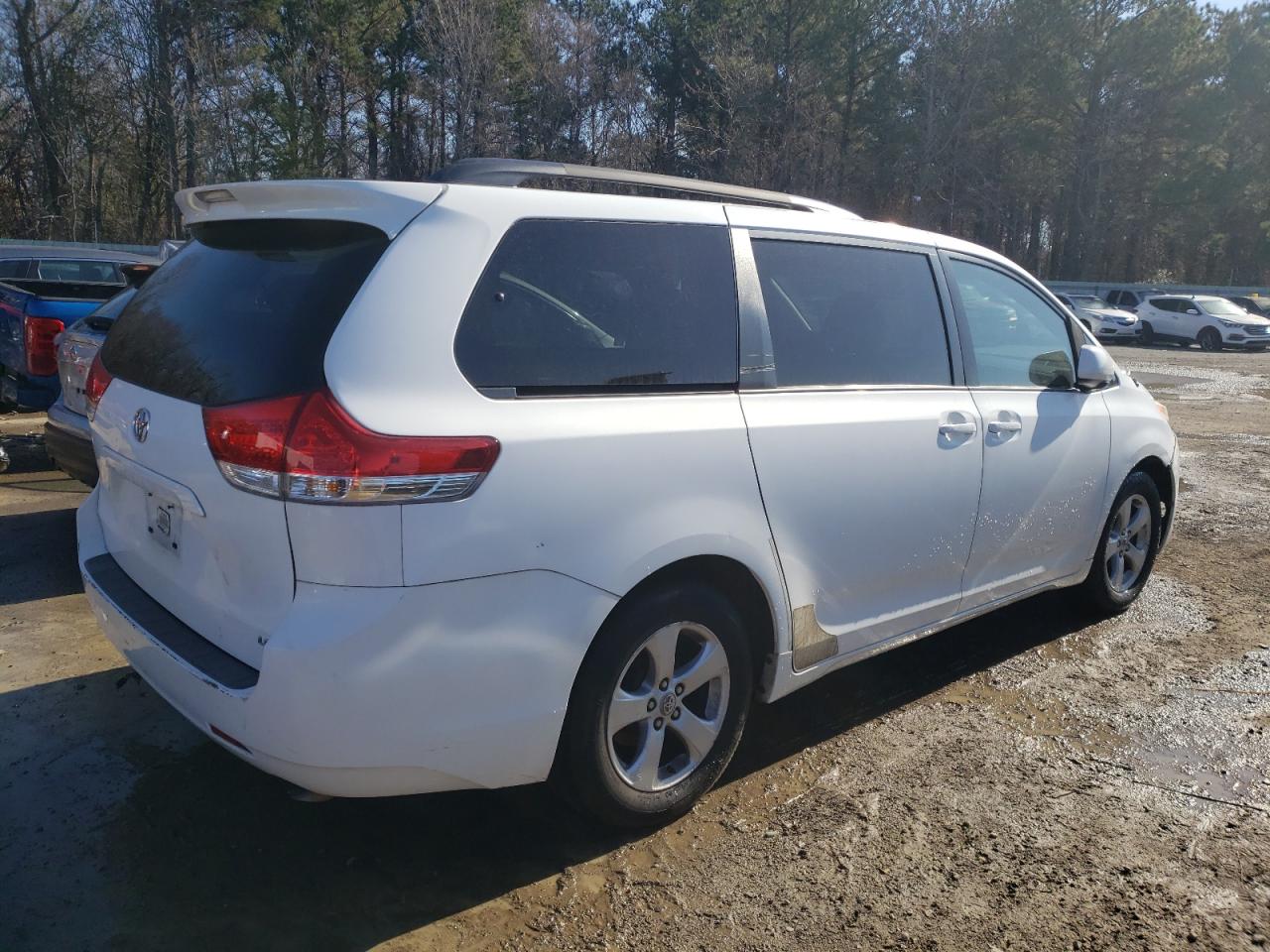 2011 TOYOTA SIENNA LE - 5TDKK3DC8BS094122 — photo 3