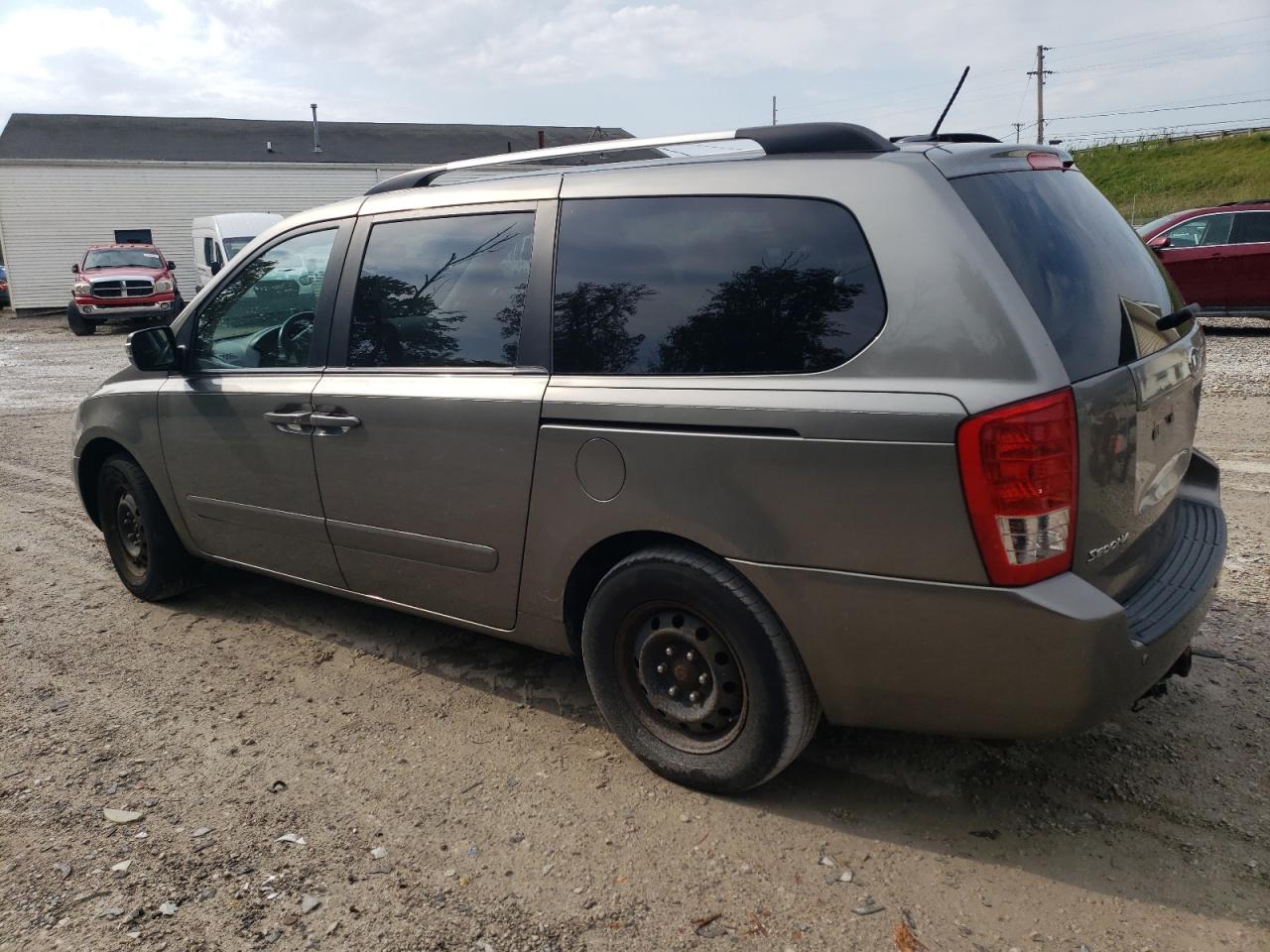 2012 KIA SEDONA LX - KNDMG4C77C6449626 — photo 2