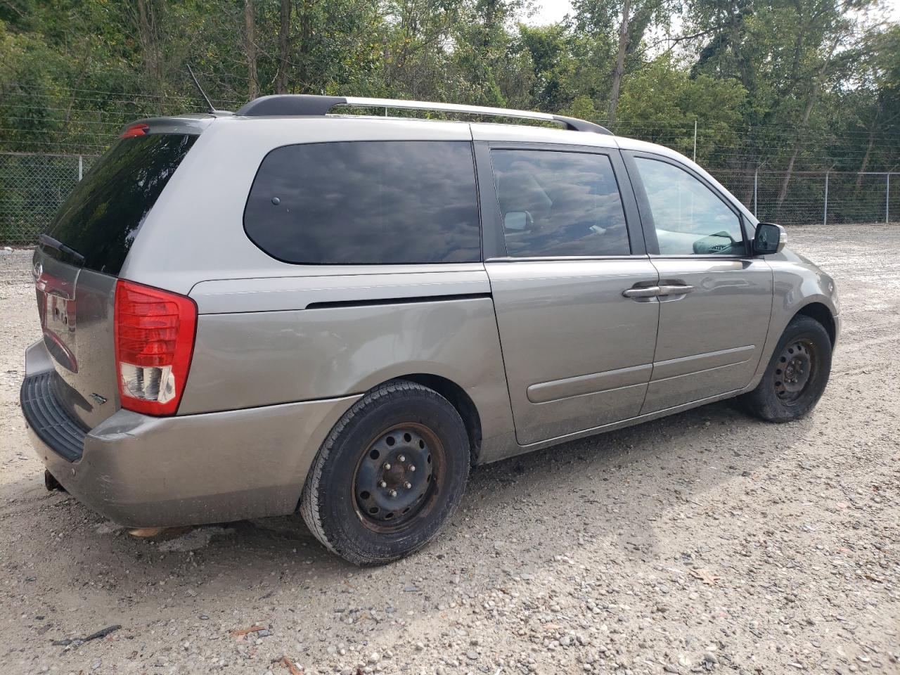 2012 KIA SEDONA LX - KNDMG4C77C6449626 — photo 3