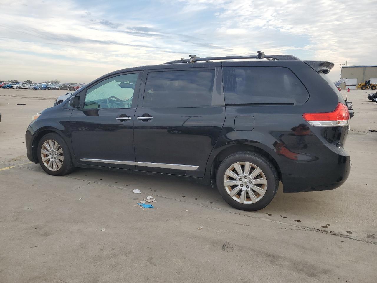 2012 TOYOTA SIENNA XLE - 5TDDK3DC8CS035694 — photo 2