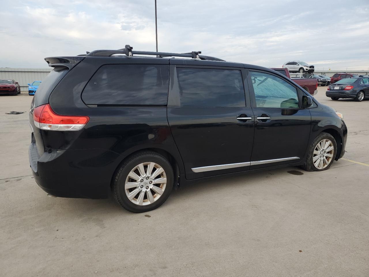 2012 TOYOTA SIENNA XLE - 5TDDK3DC8CS035694 — photo 3
