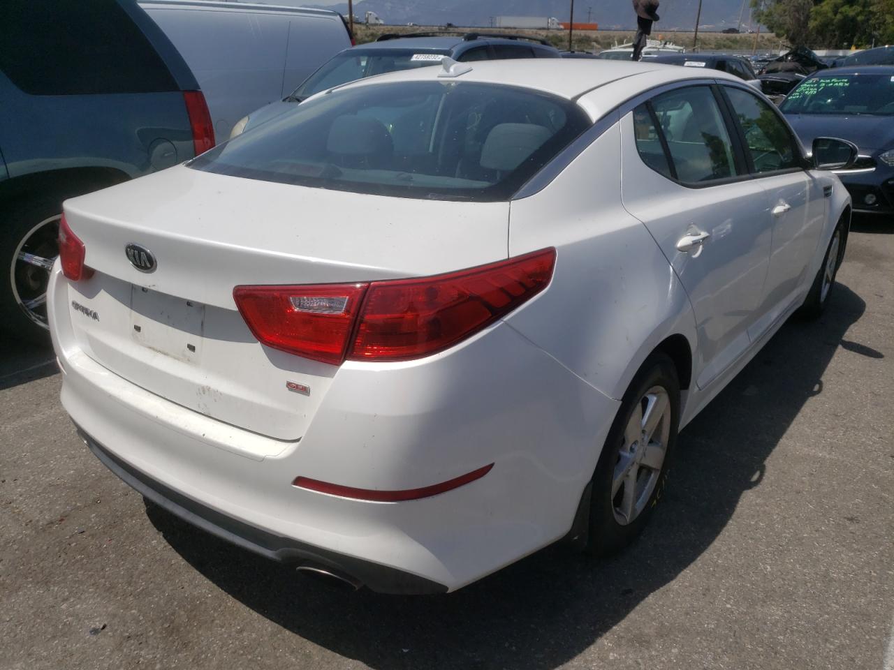 2015 KIA OPTIMA LX - KNAGM4A74F5652151 — photo 4