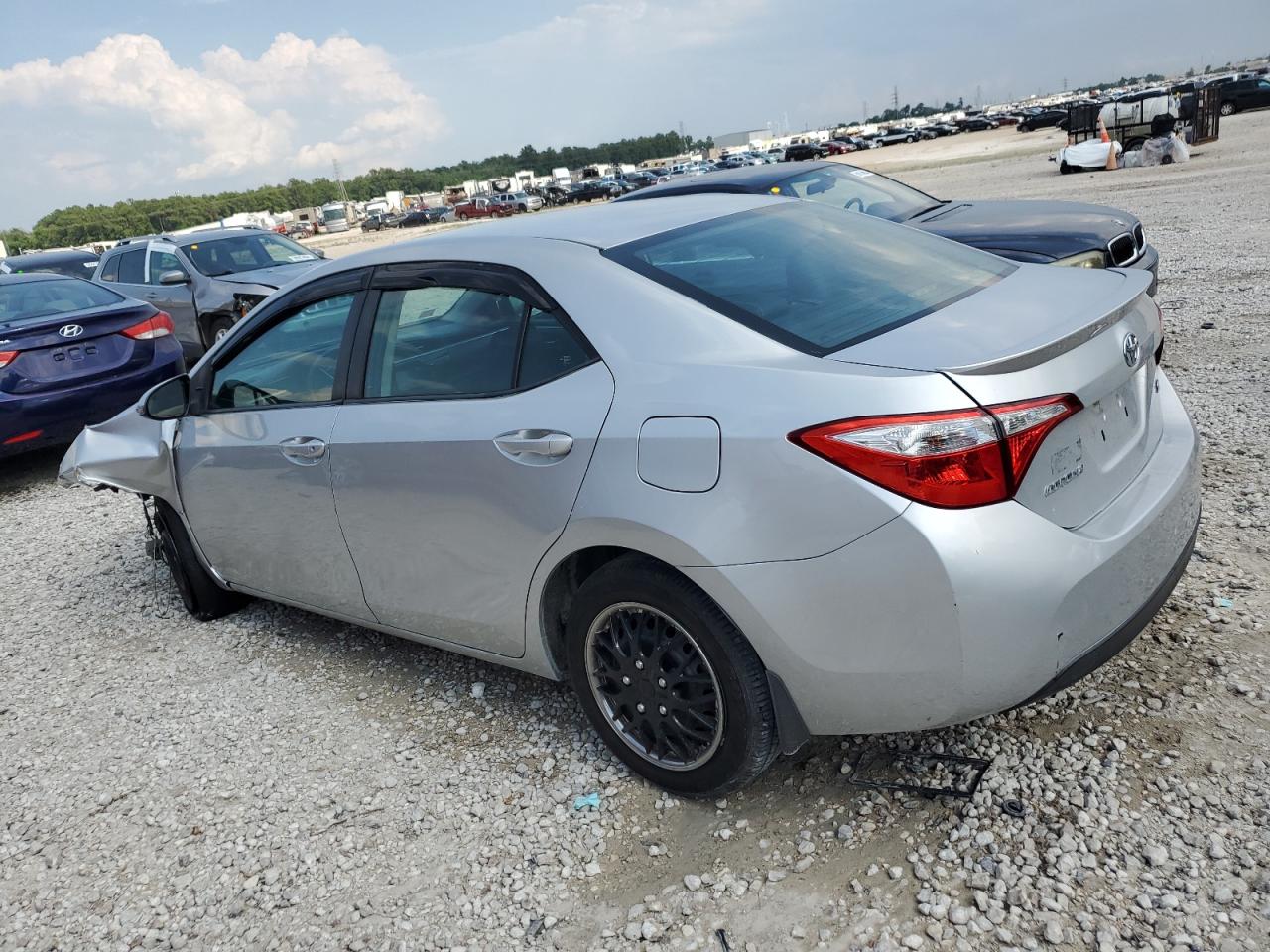 2015 TOYOTA COROLLA L - 5YFBURHE1FP307404 — photo 2