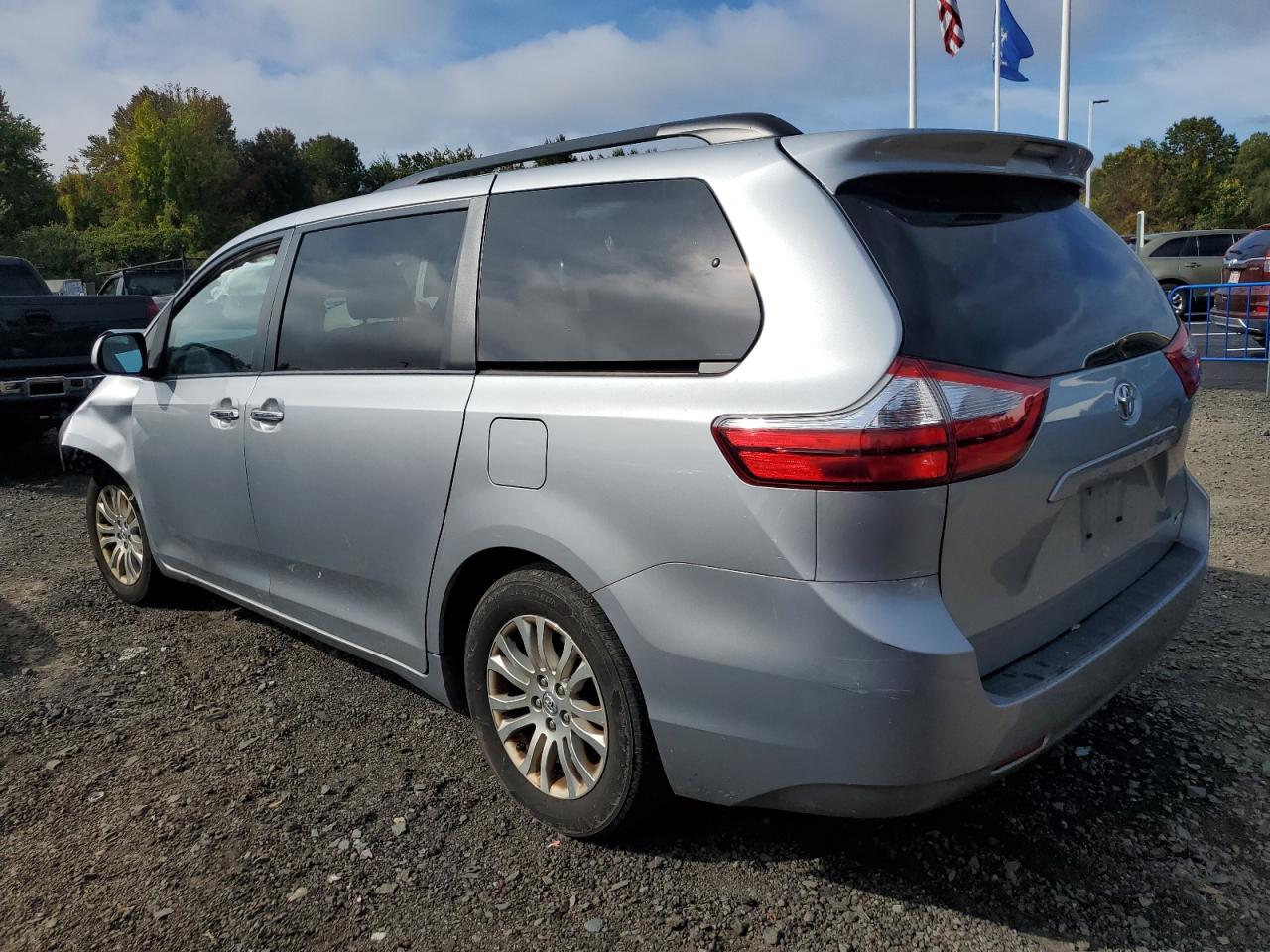 2015 TOYOTA SIENNA XLE - 5TDYK3DC6FS654090 — photo 2
