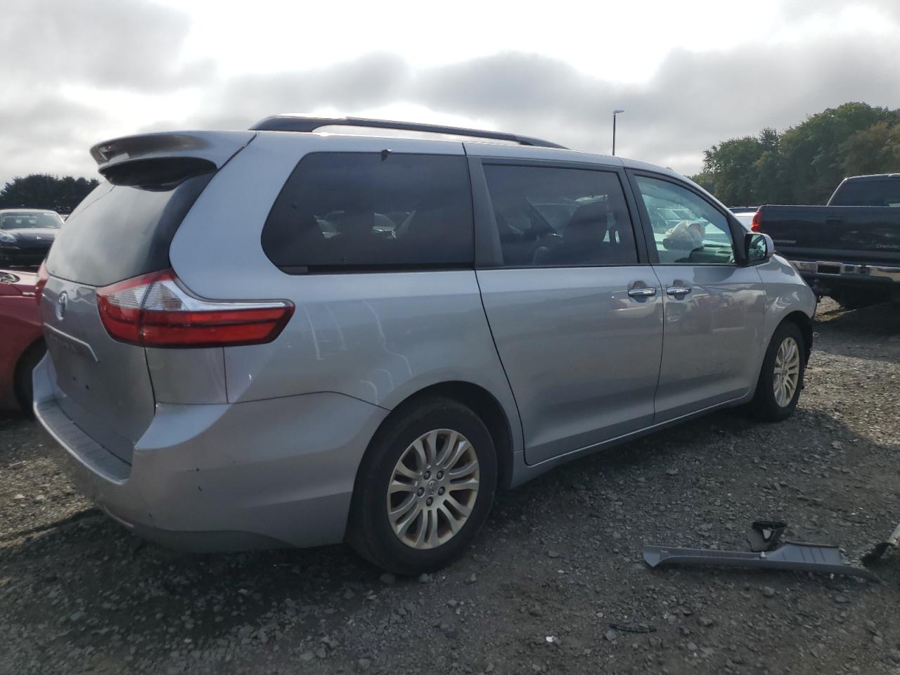 2015 TOYOTA SIENNA XLE - 5TDYK3DC6FS654090 — photo 3