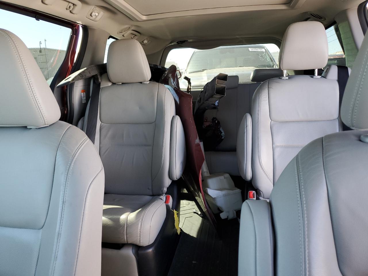 2015 TOYOTA SIENNA XLE - 5TDYK3DCXFS596260 — photo 10