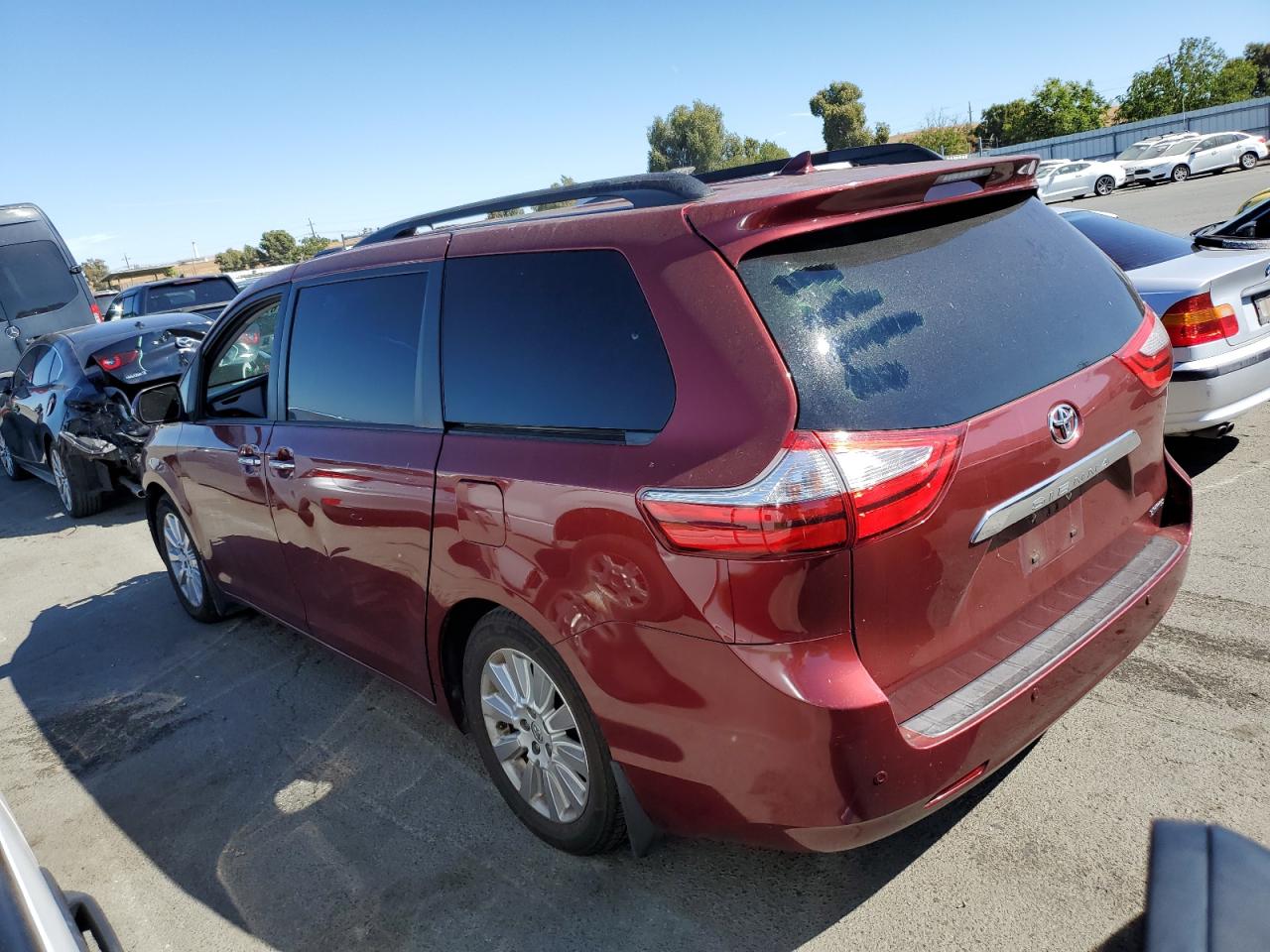 2015 TOYOTA SIENNA XLE - 5TDYK3DCXFS596260 — photo 2