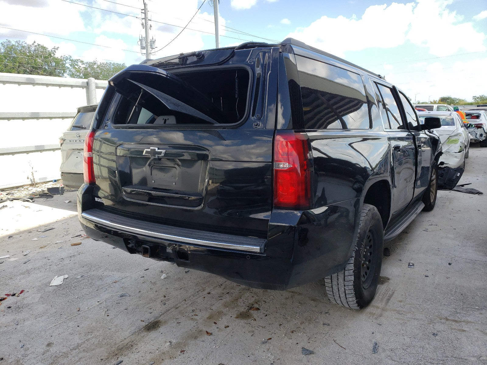 2016 CHEVROLET SUBURBAN C - 1GNSCHKC4GR276166 — photo 4