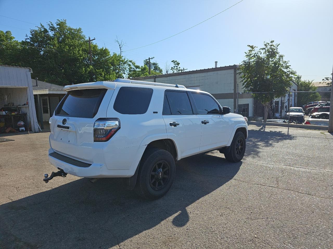 2016 TOYOTA 4RUNNER SR - JTEBU5JR3G5295238 — photo 4