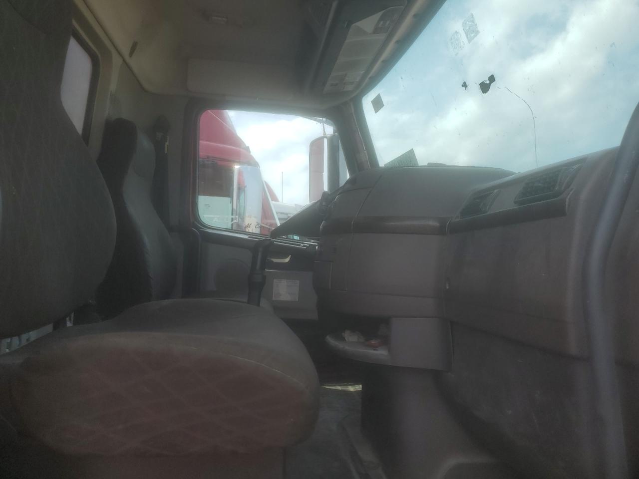 2016 VOLVO VN VNL - 4V5NC9UG4GN929887 — photo 4