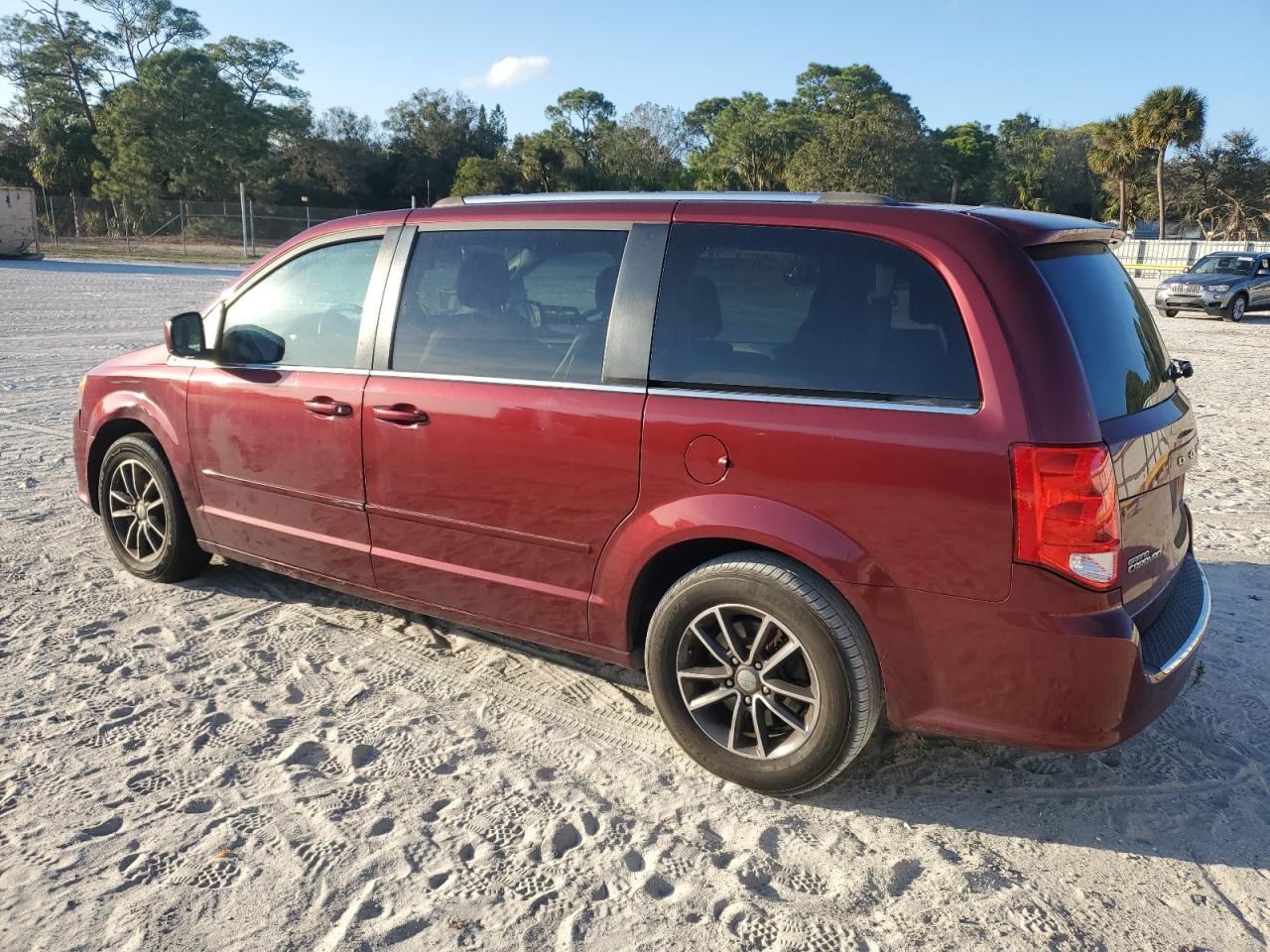 2017 DODGE GRAND CARA - 2C4RDGCG9HR807034 — photo 2