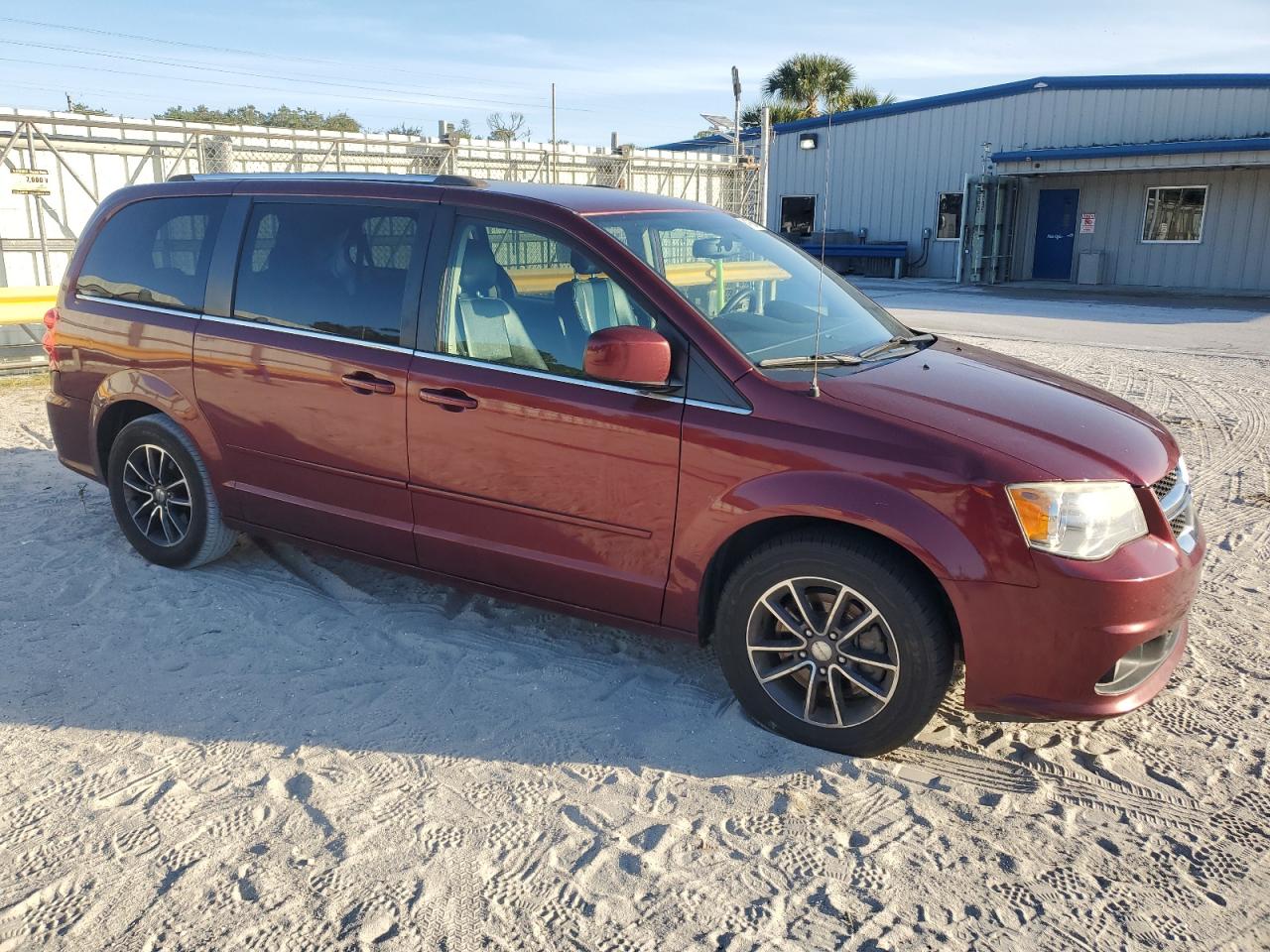 2017 DODGE GRAND CARA - 2C4RDGCG9HR807034 — photo 4