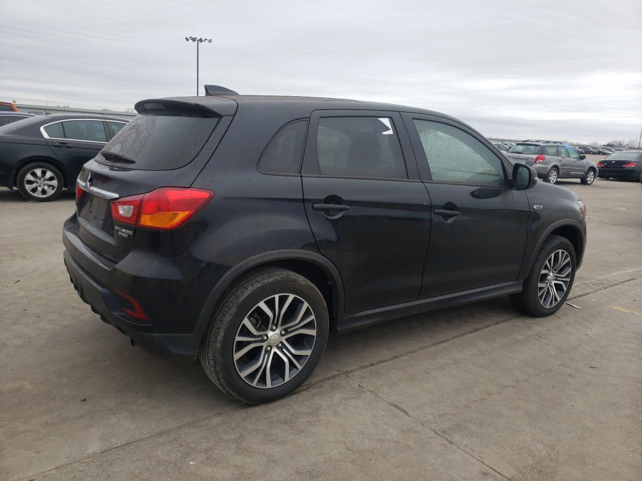 2018 MITSUBISHI OUTLANDER - JA4AP3AU4JU013177 — photo 3