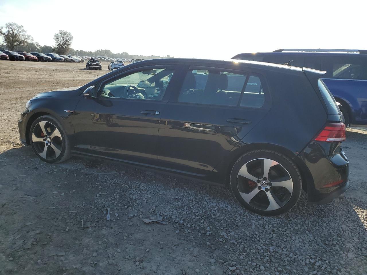 2018 VOLKSWAGEN GTI S/SE - 3VW447AU2JM288051 — photo 2