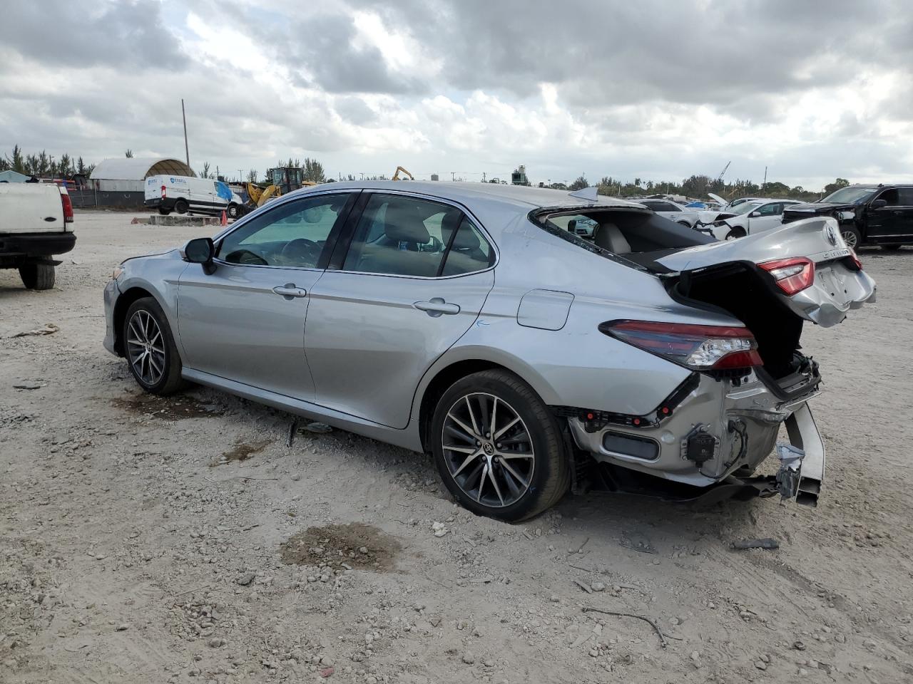 2021 TOYOTA CAMRY XLE - 4T1F11AK4MU550521 — photo 2