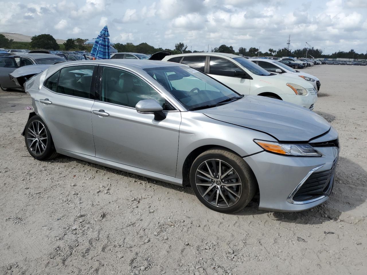 2021 TOYOTA CAMRY XLE - 4T1F11AK4MU550521 — photo 4