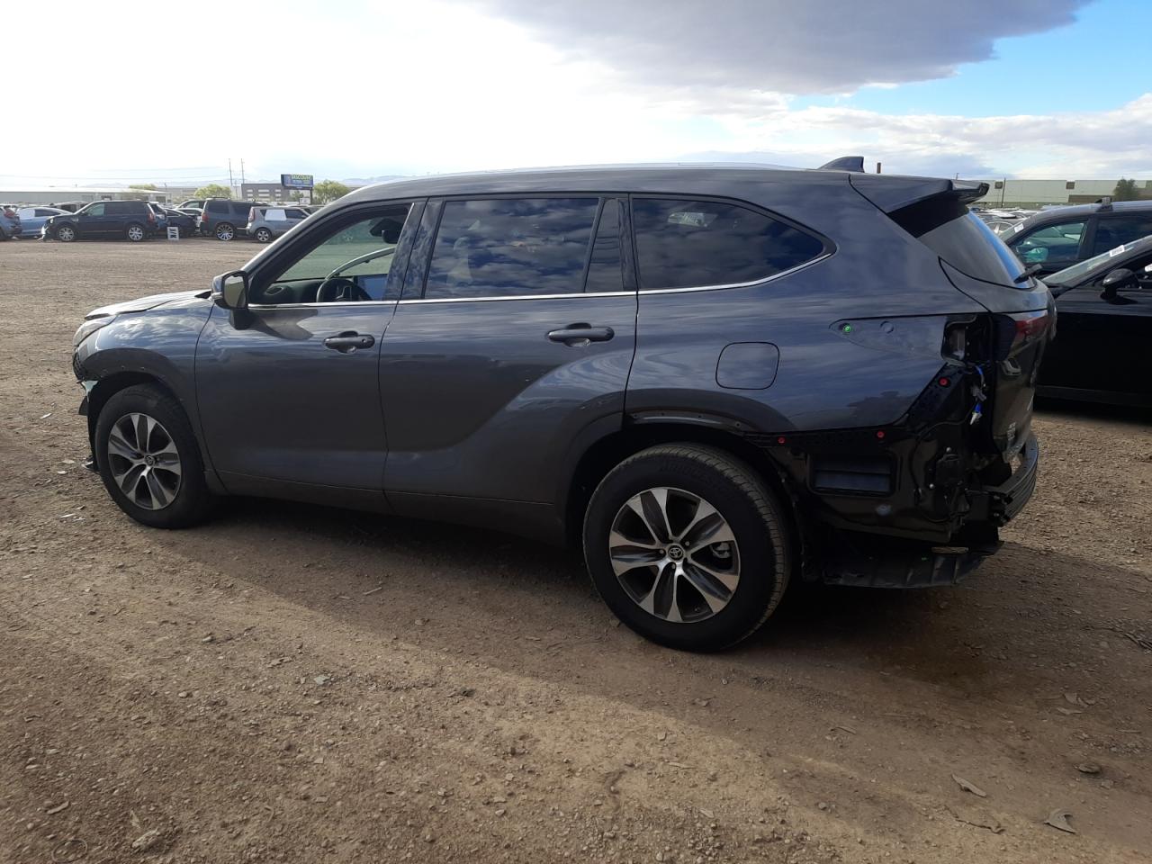 2022 TOYOTA HIGHLANDER - 5TDHZRAH0NS120869 — photo 2